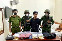 Đối tượng TonSakSith LatXaKham cùng tang vật vụ án. (Ảnh: TTXVN phát)