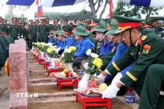 Nghi lễ an táng 76 hài cốt liệt sỹ quân tình nguyện và chuyên gia Việt Nam hi sinh tại Lào. (Ảnh minh họa: Văn Tý/TTXVN)