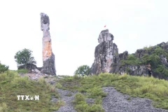 Thắng cảnh Hòn Vọng Phu thuộc Cụm di tích nghệ thuật và danh thắng Quốc gia núi An Hoạch (thuộc phường An Hưng, thành phố Thanh Hóa). (Ảnh: Hoa Mai/TTXVN)