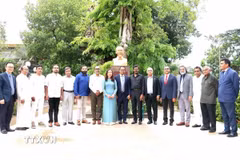 Đại sứ Trịnh Thị Tâm và các đại biểu tham dự buổi lễ chụp ảnh lưu niệm bên tượng đài Chủ tịch Hồ Chí Minh tại Sri Lanka. (Ảnh: Đại sứ quán Việt Nam tại Sri Lanka/TTXVN phát)