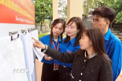 Đoàn viên, thanh niên xã Hiệp Hòa (Bắc Ninh) tuyên truyền, hướng dẫn người dân tham gia bầu cử đại biểu Quốc hội khóa XVI và đại biểu HĐND các cấp nhiệm kỳ 2026 - 2031. (Ảnh: Đồng Thúy/TTXVN)