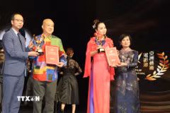 Tổng Lãnh sự Lê Đức Hạnh và Đại sứ văn hóa Việt Nam tại Liên hoan phim Mai Thu Huyền tại lễ nhận giải. (Ảnh: Xuân Vịnh/TTXVN)