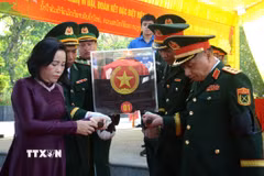Đưa tiễn hài cốt các liệt sỹ đến nơi an táng. (Ảnh: Văn Dũng/TTXVN)