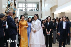 Phu nhân Ngô Phương Ly cùng bà Kim Hye Kyung, Phu nhân Tổng thống Hàn Quốc tham quan Bảo tàng Quốc gia Hàn Quốc. (Ảnh: Đức Thắng/TTXVN)