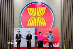 Đại biểu cắt băng khai mạc Triển lãm ảnh “25 năm Hội nhập”. (Ảnh: Đỗ Quyên/TTXVN)