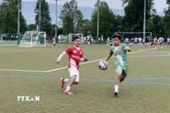 Trận thi đấu tại giải bóng đá “FAVIJA KANSAI CUP 2025”. (Ảnh: Nguyễn Tuyến/TTXVN)