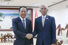 Đồng chí Khamphan Pheuiyavong (phải), Bí thư Trung ương Đảng, Trưởng ban Tuyên huấn Trung ương Đảng Nhân dân Cách mạng Lào tiếp đồng chí Trịnh Văn Quyết, Bí thư Trung ương Đảng, Trưởng Ban Tuyên giáo và Dân vận Trung ương ĐCS Việt Nam. (Ảnh: Xuân Tú/TTXVN)