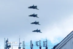 Biên đội máy bay tiêm kích thế hệ thứ 5 Sukhoi Su-57 trên bầu trời Moskva. (Ảnh: Trần Hiếu/TTXVN)