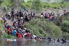 Người di cư vượt sông Rio Grande để vào Mỹ từ thành phố Matamoros, bang Tamaulipas, Mexico, ngày 11/5/2023. (Ảnh: AFP/TTXVN)