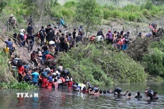 Người di cư vượt sông Rio Grande để vào Mỹ từ thành phố Matamoros, bang Tamaulipas, Mexico, ngày 11/5/2023. (Ảnh: AFP/TTXVN)