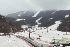 Hệ thống 6 cáp treo cao tốc và 8 băng chuyền ở khu trượt tuyết Cát Lâm có thể phục vụ 15.000 người sử dụng dịch vụ. (Ảnh: Công Tuyên/TTXVN)