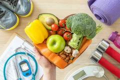 Duy trì chế độ ăn lành mạnh và thường xuyên tập luyện sẽ giúp bạn phòng ngừa được mỡ máu cao. (Ảnh: iStock)