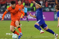 Pha tranh bóng giữa Wang Yudong (trái) của U23 Trung Quốc với Ogura Kosei của U23 Nhật Bản. (Ảnh: THX/TTXVN)
