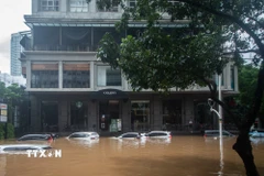 Cảnh ngập lụt sau những trận mưa lớn tại Jakarta, Indonesia. (Ảnh: THX/TTXVN)