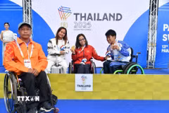 Kình ngư Vi Thị Hằng có tấm Huy chương Vàng thứ 4 của mình tại đại hội. (Ảnh: TTXVN phát)