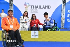 Kình ngư Vi Thị Hằng có tấm Huy chương Vàng thứ 4 của mình tại đại hội. (Ảnh: TTXVN phát)