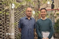 Phó Giáo sư-Tiến sỹ Phạm Quốc Nghị (bên phải) chụp ảnh cùng Phó Giáo sư-Tiến sỹ Trần Hải Đức, Trường đại học Khoa Học Tự Nhiên Hà Nội. (Ảnh: TTXVN phát)