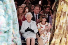 Nữ hoàng Elizabeth II quá cố ngồi cạnh Dame Anna Wintour tại buổi trình diễn thời trang của Richard Quinn trong Tuần lễ thời trang London năm 2018. (Ảnh: PA)
