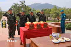 Lễ truy điệu 3 anh hùng liệt sỹ sau khi được cất bốc và đưa về Nghĩa trang liệt sỹ Ninh Hòa - Vạn Ninh. (Ảnh: TTXVN phát)