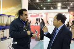 Ông Hoàng Đức Nhuận, Tham tán Thương mại Việt Nam tại Algeria trao đổi với đại diện một doanh nghiệp Algeria xuất khẩu bột minh quyết sang Việt Nam. (Ảnh: Mạnh Hùng/TTXVN)