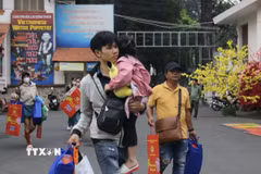 Các gia đình đoàn viên nghiệp đoàn, người lao động có hoàn cảnh khó khăn về quê đón Tết trên “Chuyến xe mùa Xuân” năm 2025. (Ảnh: Thanh Vũ/TTXVN)