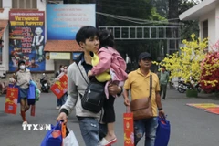 Các gia đình đoàn viên nghiệp đoàn, người lao động có hoàn cảnh khó khăn về quê đón Tết trên “Chuyến xe mùa Xuân” năm 2025. (Ảnh: Thanh Vũ/TTXVN)