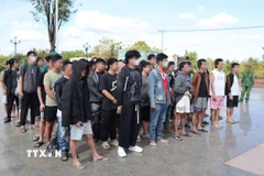 63 công dân Việt Nam được cơ quan chức năng Campuchia trao trả. (Ảnh: Nhật Bình/TTXVN)