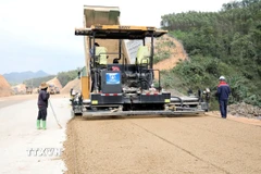 Nhà thầu thi công hạng mục thảm cấp phối trên tuyến cao tốc cửa khẩu Hữu Nghị - Chi Lăng, đoạn qua địa bàn xã Nhân Lý, tỉnh Lạng Sơn. (Ảnh: Văn Đạt/TTXVN)