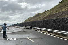 Cao tốc Bắc - Nam qua tỉnh Đắk Lắk, đoạn Chí Thạnh - Vân Phong, có nhiều hạng mục hư hỏng do sạt lở đồi núi. (Ảnh: Tường Quân/TTXVN)