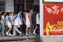 Các học sinh bước vào địa điểm thi tuyển sinh đại học quốc gia tại huyện tự trị Sanjiang Dong, Khu tự trị Quảng Tây, miền nam Trung Quốc, ngày 7/6/2025. (Ảnh: Xinhua)