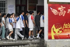 Các học sinh bước vào địa điểm thi tuyển sinh đại học quốc gia tại huyện tự trị Sanjiang Dong, Khu tự trị Quảng Tây, miền nam Trung Quốc, ngày 7/6/2025. (Ảnh: Xinhua)