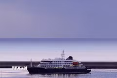 Tàu du lịch MV Hondius cập bến Tenerife, thuộc quần đảo Canary, Tây Ban Nha ngày 10/5/2026. (Ảnh: THX/TTXVN)