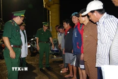 11 thuyền viên hai tàu cá TG 90738 TS và BV 92437 TS lên bờ tại cảng Hải đội Biên phòng 2. (Ảnh: Huỳnh Sơn/TTXVN)