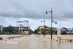 Mực nước sông Hương trưa và chiều 1/11. (Ảnh: Mai Trang/TTXVN)