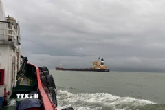 Tàu của lực lượng chức năng tiếp cận, nỗ lực triển khai biện pháp ứng cứu tàu Star Bueno. (Ảnh: TTXVN phát)