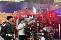 Khách tham quan khám phá công nghệ sáng tạo điện ảnh. (Ảnh: Phương Lan/TTXVN)