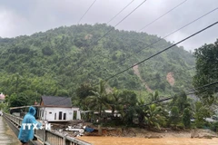 Hiện trường nhà dân bị sập và các điểm sạt lở trên địa bàn xã Khe Tre. (Ảnh: Mai Trang/TTXVN)