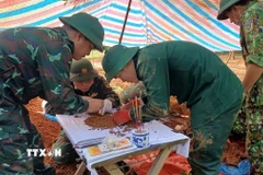 Đội quy tập hài cốt liệt sỹ, Đoàn Kinh tế - Quốc phòng 337 (Quân khu 4) quy tập, cất bốc các hài cốt liệt sỹ. (Ảnh: TTXVN phát)