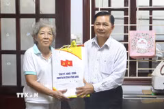 Bí thư Tỉnh ủy Vĩnh Long Trần Văn Lâu tặng quà nhân dịp 27/7 cho gia đình bà Nguyễn Thị Mỹ A tại phường Long Châu. (Ảnh: Lê Thúy Hằng/TTXVN))