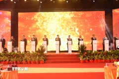 Các đại biểu hai nước Việt Nam-Lào nhấn nút khai trương ra mắt Unitel Logistics. (Ảnh: Xuân Tú/TTXVN)