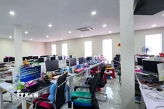 Một tòa nhà được dùng cho hoạt động lừa đảo trực tuyến tại thành phố Poipet. (Ảnh: AKP/TTXVN phát)