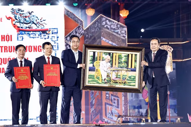 chu-tich-quoc-hoi-du-le-cong-bo-nghi-quyet-thanh-lap-thanh-pho-hue-truc-thuoc-trung-uong-2.jpg