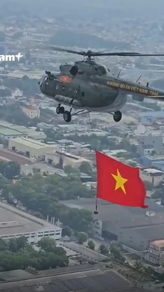 Cận cảnh trực thăng kéo cờ trên bầu trời Thành phố Hồ Chí Minh