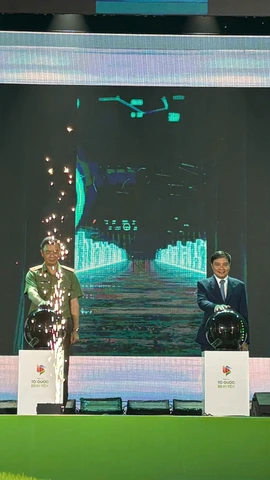 Ban tổ chức thực hiện nghi thức phát động cuộc thi. (Ảnh: PV/Vietnam+)