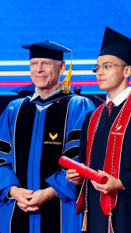 Tường Minh trong lễ tốt nghiệp của Trường Đại học VinUni. (Ảnh: PV/Vietnam+)
