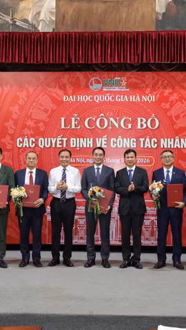 Giám đốc Đại học Quốc gia Hà Nội Bùi Thế Duy trao các quyết định bổ nhiệm, điều động và bổ nhiệm cho các nhân sự lãnh đạo, quản lý của các đơn vị thành viên. (Ảnh: VNU)