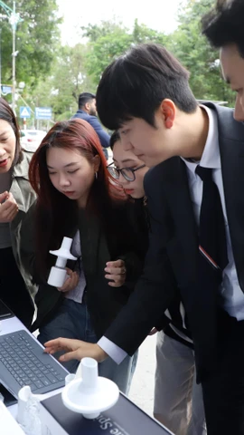 Người dân tìm hiểu công nghệ ứng dụng AI trong khám bệnh. (Ảnh: BTC)