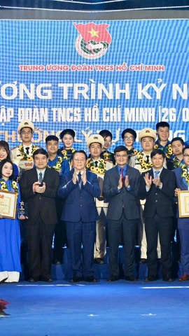 Giải thưởng Lý Tự Trọng năm 2025 vinh danh 100 cán bộ đoàn xuất sắc toàn quốc. (Ảnh: Trung ương Đoàn).