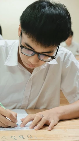 Thí sinh dự thi Tốt nghiệp Trung học phổ thông. (Ảnh: TTXVN).