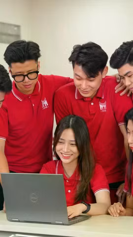 Sinh viên Trường Quản trị và Kinh Doanh, Đại học Quốc gia Hà Nội. (Ảnh: Vietnam+)